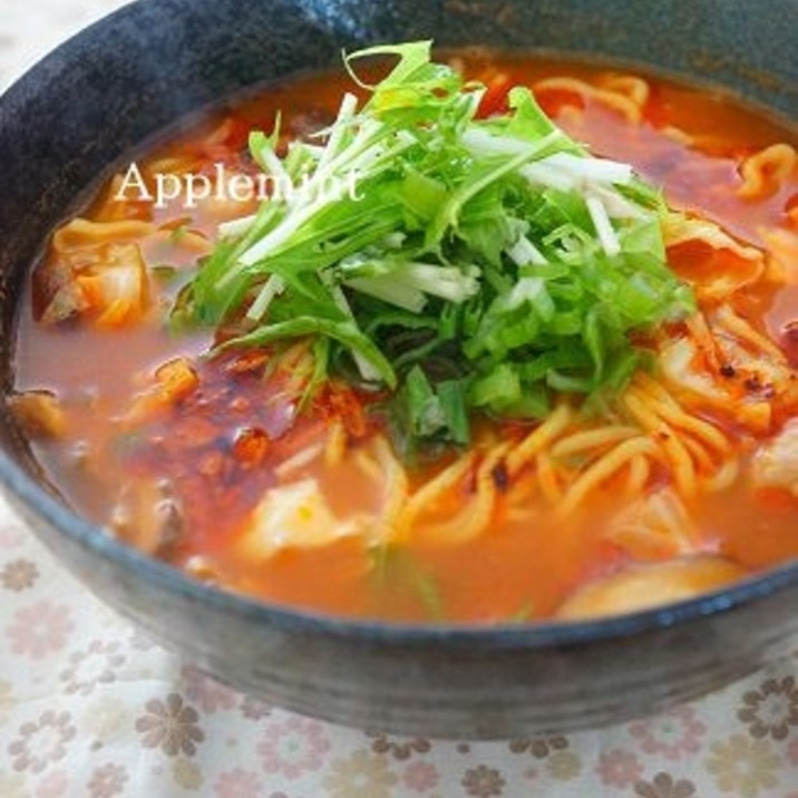 トマト風味の酸辣湯（サンラータン）麺